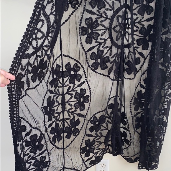 Black lace Loveriche Kimono - Picture 3 of 6